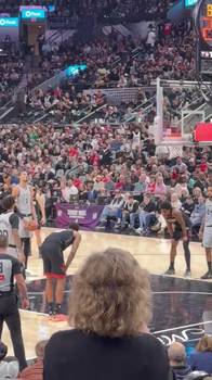 响彻全场！文班上罚球线时，主场球迷集体高呼&ldquo;MVP&rdquo;